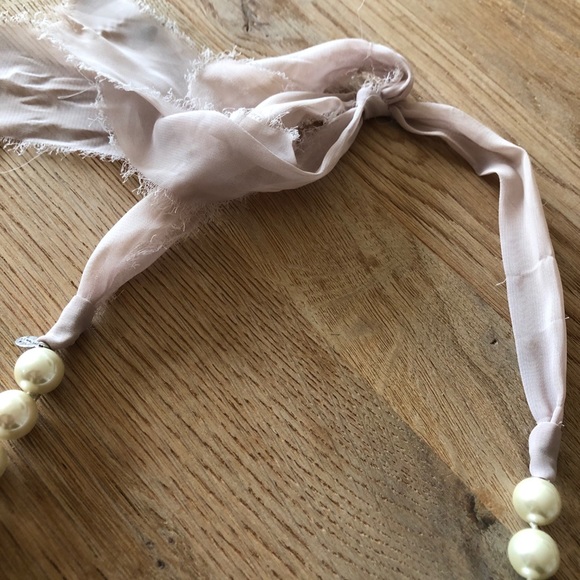 Club Monaco silk tie and pearl necklace - Picture 4 of 7